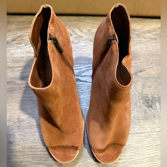 Vince Camuto Peep Toe Booties EUC - Picture 2 of 13